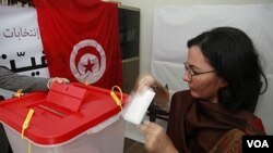 Warga Tunisia di Maroko sedang akan memasukkan surat suaranya di TPS di Kedutaan Tunisia di ibukota Maroko, Rabat (21/10).