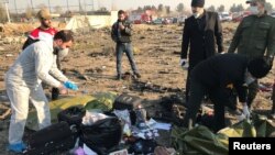 Las pertenencias de los pasajeros pueden verse en los restos del avión ucraniano derribado "por accidente" por Irán, en medio de las tensiones militares con Estaados Unidos. Foto REUTERS