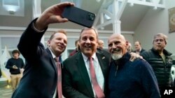Foto de archivo. El exgobernador de Nueva Jersey, Chris Christie, posa para una selfie después de una reunión en New England College, el 20 de abril de 2023, en Henniker, N.H. Christie lanzó su campaña para la Casa Blanca el 6 de junio. (Foto de AP/Charles Krupa)