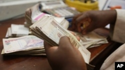 Dans un bureau de change à Lagos, Nigeria, le 20 octobre 2015.