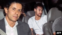 Neymar arrive à l'hôpital où il va s'est fait opérer, à Belo Horizonte, Brésil, le 2 mars 2018.