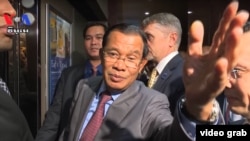 លោក​ ហ៊ុន សែន ថ្លែងឆ្លើយតបសំណួរអ្នកសារព័ត៌មាន VOA ខណៈពេលលោកមកដល់បុរីញូវយ៉ក សហរដ្ឋអាមេរិក កាលពីថ្ងៃទី២៧ ខែកញ្ញា ឆ្នាំ២០១៩។ (រូបថតថតពីវីដេអូ)