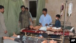 Anak-anak Pakistan yang luka dalam ledakan bom bunuh diri dirawat di rumah sakit setempat di Jacobabad, Pakistan, 23 Oktober 2015.