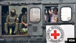 La ex senadora colombiana Piedad Cordoba partió hacia Florencia, Colombia, en donde recibirá de manos de las FARC a dos rehenes más que serán liberados.