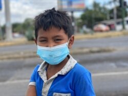 Este menor de edad pedía dinero a los transeúntes en Managua.