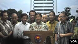 Menteri Pemuda dan Olahraga, Andi Mallarangeng mengumumkan pengunduran dirinya setelah KPK memutuskan dirinya sebagai tersangka dalam kasus korupsi(7/12).