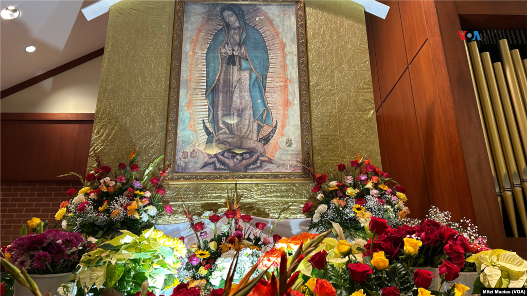Altar a la Virgen de Guadalupe instalado en la iglesia de Todos los Santos en Manassas, Virginia. 