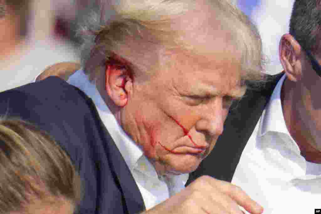Mokonzi ya kala ya Etats-Unis Donald Trump azoki na litoyi nsima na kobetama masasi na meeting na Pennsylvanie mokolo moko yambo na likita lya ba répiblicains na Butler, Pa, 13 sanza ya sambo 2024 / AP