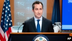 El portavoz del Departamento de Estado de EEUU, Matthew Miller, durante una conferencia de prensa. (AP Photo/Nathan Howard)