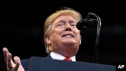 En el anuncio realizado a través de su cuenta en la red social de Twitter, Trump también instó a la Reserva Federal a evitar que los países se aprovechen de la fortaleza del dólar devaluando sus monedas.