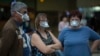 Les gens portant des masques à l'aéroport international de Tambo, Johannesburg, Afrique du Sud, le 16 mars 2020.