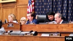 អ្នក​តំណាង​រាស្ត្រ Ed Royce ដែល​ជា​ប្រធាន​គណៈកម្មាធិការ​សភា​តំណាងរាស្ត្រ​សហរដ្ឋ​អាមេរិក​ទទួល​បន្ទុក​កិច្ចការ​ការ​បរទេស ថ្លែង​នៅ​ក្នុង​សវនាការ​ស្តី​អំពី «‍ការ​លើក​ស្ទួយ​លទ្ធិ​ប្រជាធិបតេយ្យ​នៅ​ក្នុង​ពិភព​លោក​ដែល​ពោរពេញ​ដោយ​បញ្ហា​ប្រឈម» នៅ​រដ្ឋសភា​អាមេរិក នៅ​រដ្ឋធានី​វ៉ាស៊ីនតោន កាលពីថ្ងៃទី​១៤ ខែ​មិថុនា ឆ្នាំ​២០១៨។ (ចាប ចិត្រា/VOA)