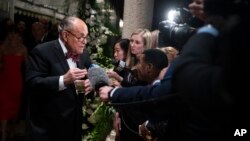特朗普总统的私人律师、前纽约市长朱利安尼在抵达海湖庄园参加特朗普的正装除夕晚会时回答记者问题。(2019年12月31日)