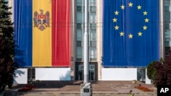 ARHIVA - Zastave Moldavije i Evropske unije na zgradi vlade u Kišnjevu (Foto: AP/Vadim Ghirda)