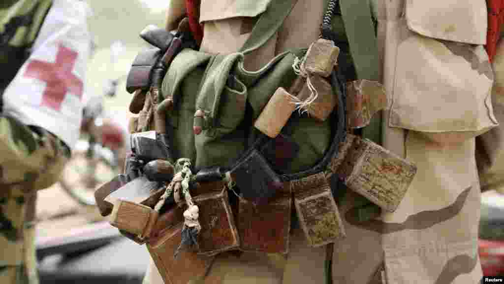 Un soldat tchadien porte des charmes de protection à proximité de la ligne de front pendant la bataille contre le groupe d'insurgés Boko Haram à Gambaru, le 26 février 2015.