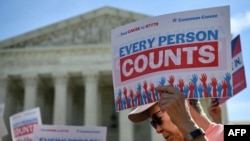 Manifestation devant la Cour suprême des États-Unis à Washington, le 23 avril 2019, pour protester contre une proposition visant à ajouter une question sur la citoyenneté dans le recensement de 2020. (AFP)