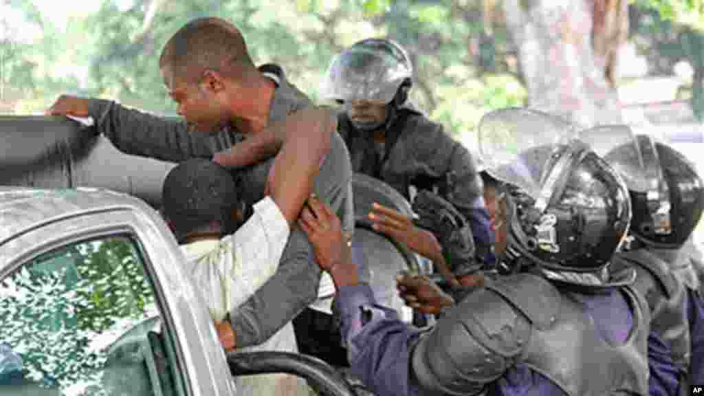 Arrestation de jeunes partisans de l'opposant Etienne Tshisekedi à Limete, Kinshasa, le 12 décembre 2011.
