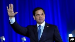 Senator Marko Rubio maše prije nego što republikanski predsjednički kandidat bivši predsjednik Donald Trump govori na događaju u Vest Palm Biču, Florida, 14. juna 2024.