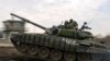 Sebuah tank milik pasukan militer Rusia melintas di wilayah Krasnodar dalam latihan militer yang diadakan pada 14 Desember 2021. (Foto: AP)