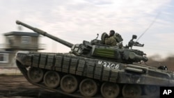 Sebuah tank milik pasukan militer Rusia melintas di wilayah Krasnodar dalam latihan militer yang diadakan pada 14 Desember 2021. (Foto: AP)
