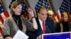 El abogado del presidente Donald Trump, Rudy Giuliani, junto a la exconsejera de campaña Sydney Powell en una rueda de prensa en Washington D.C.