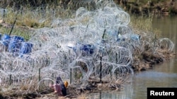 Alambre de púas y concertina, instalado por la Guardia Nacional de Texas, permanecen colocados en Shelby Park en la frontera entre Estados Unidos y México en Eagle Pass, Texas, el 16 de enero de 2024.