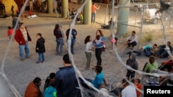 Migrantes centroamericanos esperan dentro de un recinto encerrado de la Patrulla Fronteriza de EE.UU. después de cruzar la frontera desde México ilegalmente y entregarse solicitando asilo en el Paso, Texas, el 29 de marzo de 2019.