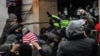ARHIVA - Demonstranti u okršaju sa policijom na zapadnom ulazu u Kapitol, 6. januara 2021. (Foto: Reuters)