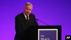 Sir John Chilcot présente le rapport d'enquête sur l'intervention militaire du Royaume-Uni en Irak au Centre Reine Elizabeth II à Londres, le 6 juillet 2016.