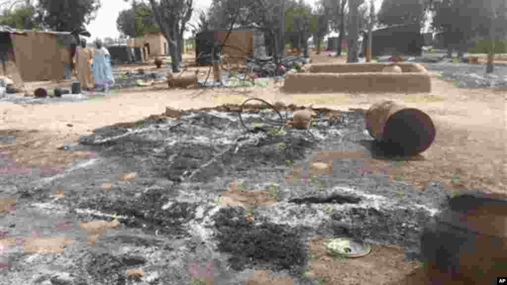 Wasu gidaje da aka kona a harin da ake zaton ‘yan Boko Haram ne suka kaishi a Kawuri dake Maiduguri, Junairu 28, 2014.