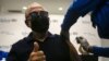 El productor musical Emilio Estefan se administró la vacuna contra el coronavirus en Miami, el 30 de diciembre de 2020. [Foto: AFP]
