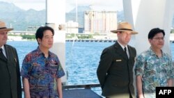 台湾总统赖清德(左二)与外交部长林佳龙(右)过境夏威夷之际，参观亚利桑那号战舰纪念馆。(法新社：2024年11月30日)