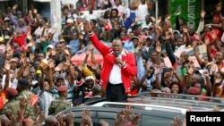 President Uhuru Kenyatta dalam kampanye Pilpres di Nairobi 23 Oktober lalu (foto: dok). Presiden Uhuru Kenyatta dan penantang utamanya Raila Odinga menghabiskan puluhan juta dolar untuk kampanye mereka. 