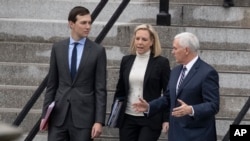 Džared Kušner, Kirsten Nilsen i Majk Pens pre sastanka sa demokratama