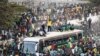 Les supporters accueillent leur équipe sénégalaise de football le 7 février 2022 à Dakar, la capitale du Sénégal. Les Lions de la Teranga sont champions d'Afrique de la CAN 2021. (Photo AFP/ JOHN WESSELS)