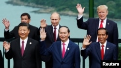 美國總統川普、中國國家主席習近平、俄羅斯總統普京、印尼總統佐科等領導人在越南峴港舉行的亞太經合組織會議期間合影(2017年11月11日)。
