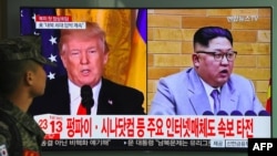 지난 3월 서울역에 설치된 TV 뉴스 화면에 김정은 북한 국무위원장이 북미 정상회담을 제안하고 도널드 트럼프 대통령이 수용 의사를 밝혔다는 속보가 나오고 있다. 