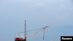 Imagen de plataforma instalada para la colocación de una turbina en un parque eólico frente al Océano Atlántico en Rhode Island, EE.UU., en julio de 2015. [Reuters].