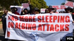 Des centaines de personnes marchent pour sensibiliser la population face aux attaques contre les albinos au Malawi. (L. Massina/VOA)