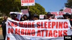 Des centaines de personnes ont marché pour éveiller les consciences suite aux assassinats d'albinos le 24 mai 2016. (L. Massina/VOA)