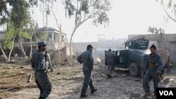 Petugas keamanan Afghanistan memeriksa lokasi sekitar tempat kejadian ledakan bom bunuh diri di Kandahar, Senin (31/10).