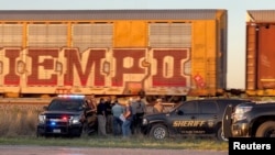 Miembros de la policía trabajan, después de que dos migrantes murieron asfixiados a bordo de un tren de carga que se descarriló, en Uvalde, Texas, EEUU, el 24 de marzo de 2023, en esta captura de pantalla obtenida de un video de las redes sociales.