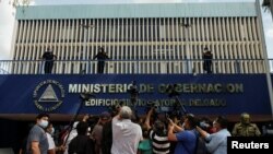 Periodistas cubren una conferencia de prensa con Cristiana Chamorro fuera del Ministerio del Interior, donde fue notificada de una investigación en su contra por inconsistencias en los informes financieros de la Fundación Violeta Barrios de Chamorro.