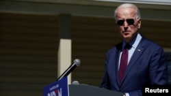 El candidato a la nominación presidencla demócrata y exvicepresidente de EE.UU., Joe Biden, habla sobre cuidado de salud en McClellanville, Carolina del Sur, el 27 de febrero de 2020. 