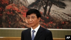 中共十九屆政治局常委王滬寧在人民大會堂的媒體見面會上（2017年10月25日）。王滬寧兼中央書記處排名第一的書記，有人稱作中央書記處常務書記，也掌管意識形態工作。