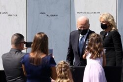 El presidente de EE. UU., Joe Biden, junto a la primera dama Jill Biden, extiende una mano a una niña entre la multitud durante una visita al National Memorial en Stoystown, Pennsylvania, EE. UU., 11 de septiembre de 2021.