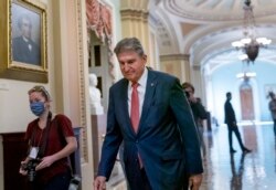 ARCHIVO - El senador Joe Manchin, demócrata por West Virginia, camina hacia un almuerzo del caucus en el Capitolio en Washington, el 17 de diciembre de 2021.