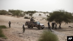 Arhiva - Pripadnici mirnovnih snaga Ujedinjenih nacija tokom patrolena obodima Timbukta, Mali, 23. jula 2013.