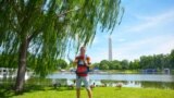 Mikah Meyer នៅ​ឧទ្យាន Constitution Gardens ដែល​ស្ថិត​នៅ​ក្នុង​តំបន់​​​វ៉ាស៊ីនតោន ថតនៅថ្ងៃទី ២០ ខែឧសភា ឆ្នាំ២០១៦។ (រូបថត៖ Andy Waldron) 