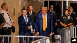 El expresidente Donald Trump abandona el tribunal el jueves 2 de mayo de 2024 en Nueva York, tras los procedimientos del día en su juicio por pago secreto de dinero.